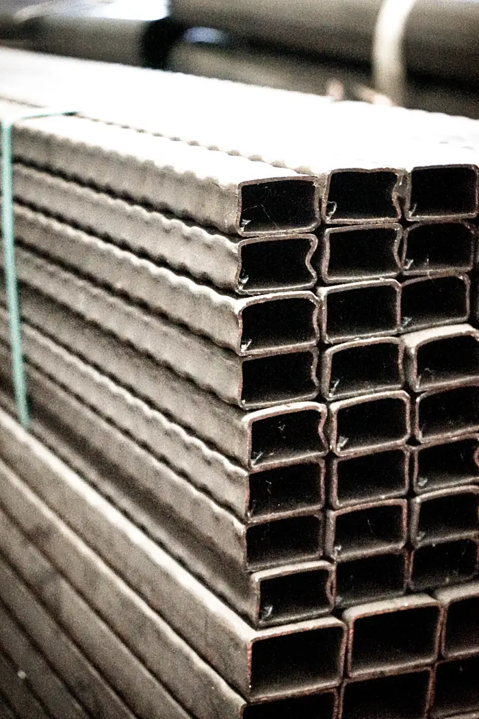 Ribbed ornamental steel tube, patterned surface